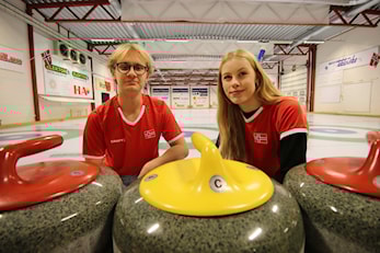 JULEGAVE TIL TO UNGE CURLINGSPILLERE